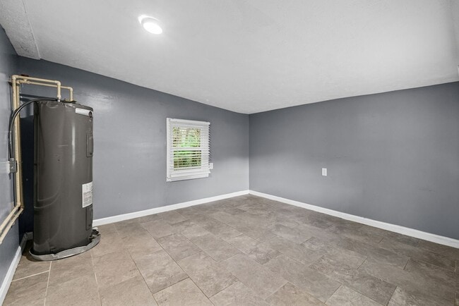 Building Photo - 715 Elder St