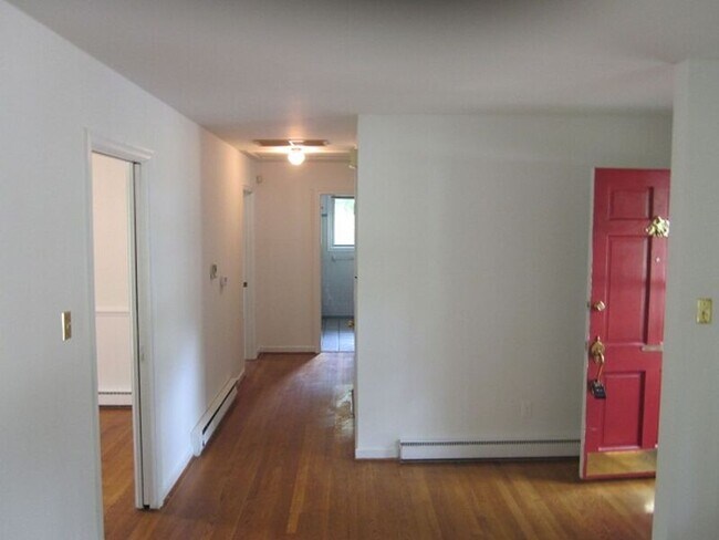 Building Photo - 2040 Woodmont Dr