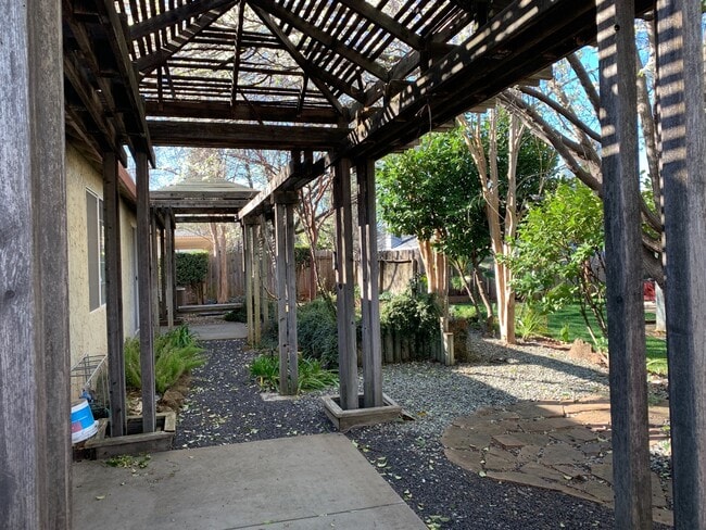 Building Photo - Perfect Location! Steps to schools, Upper Park and Wildwood Park. 3 Bedroom 2 Bath PARTIALLY FURN...