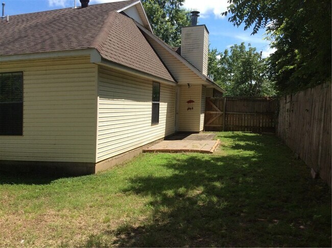 Building Photo - 2046 E Farr Ln