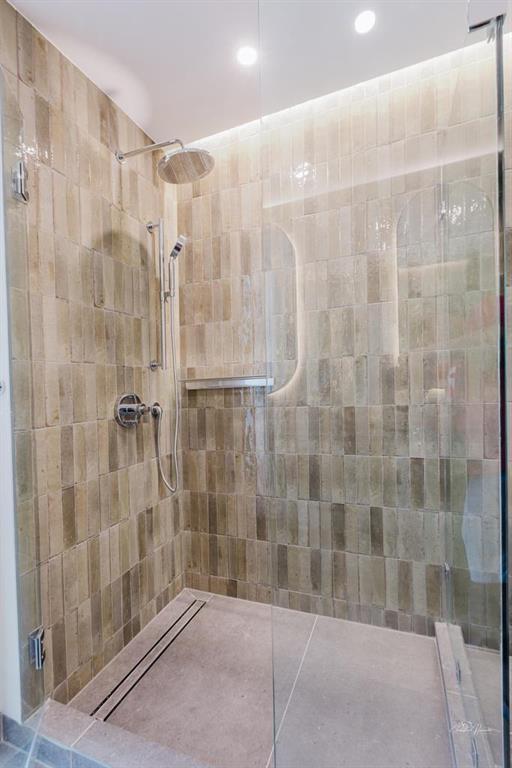 Building Photo - 610 Davis St