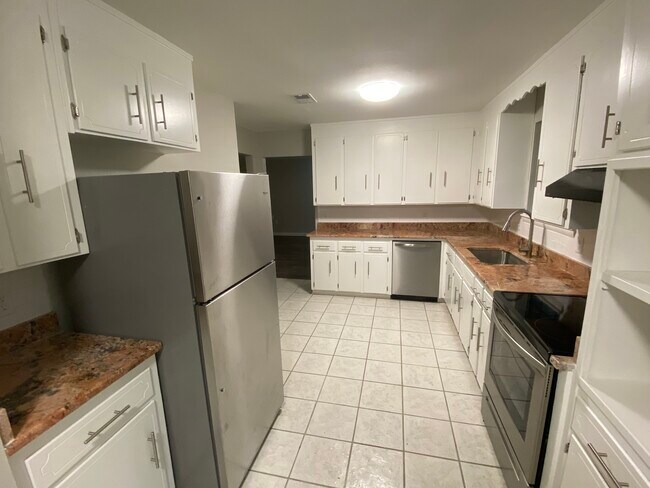 Building Photo - 20007 Oakdale Ln