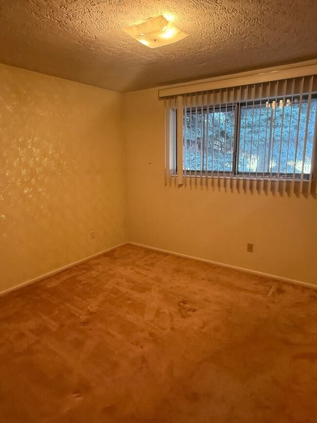 Building Photo - 916 S 6800 E