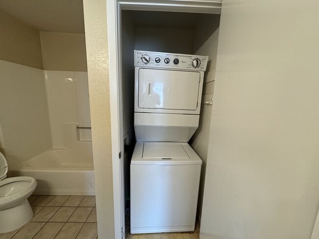 Building Photo - Olive Square 2 Bedroom Townhouse