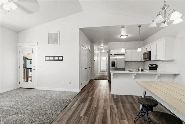 Building Photo - $500 OFF First Month's Rent - Spacious Condo In Vineyard
