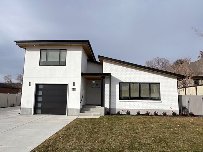 Primary Photo - ABSOLUTELY UNBELIEVABLE NEW HIGH END CUSTO...