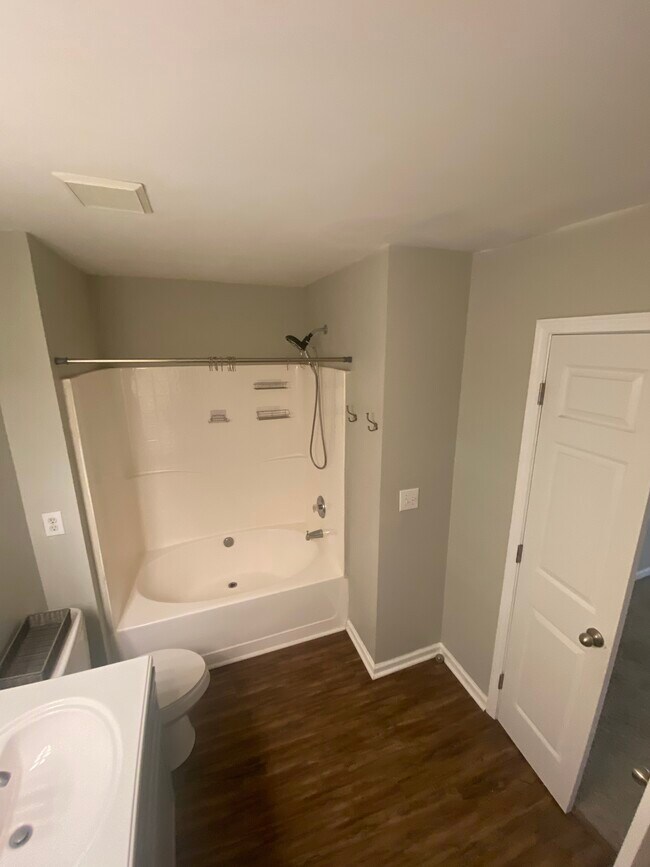 Building Photo - 412 Walnut Woods Dr