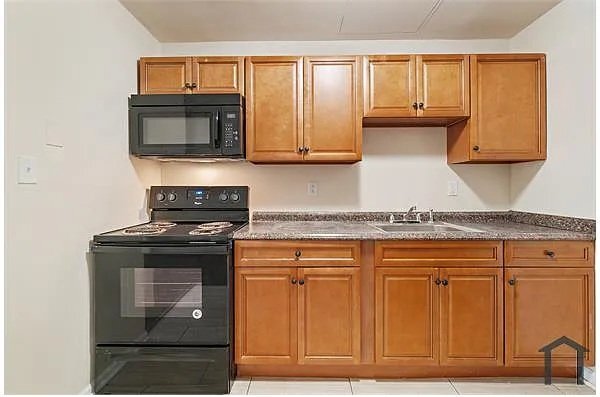 Building Photo - 317 E North Ave