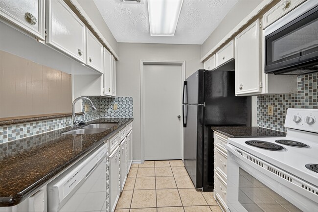 Building Photo - 3303 Palm Desert Ln