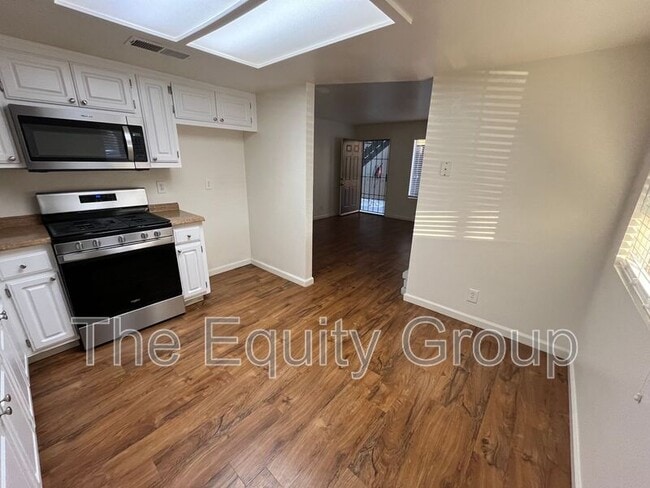 Building Photo - 4042 W Meadow Ave