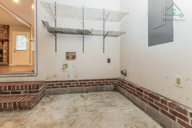 Building Photo - Recently updated 3 bedroom home with a fenced backyard!