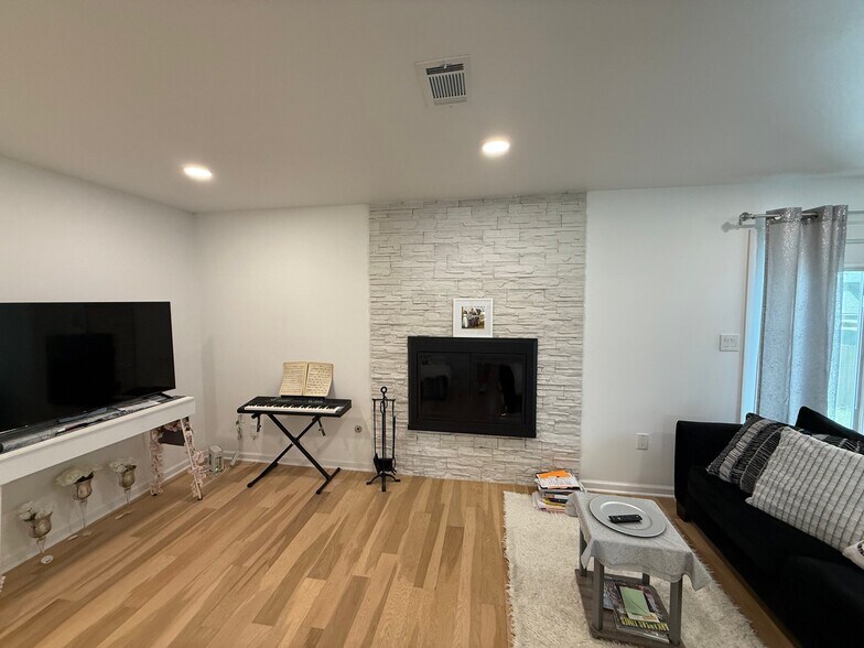 Building Photo - 7 Pleasant Cove