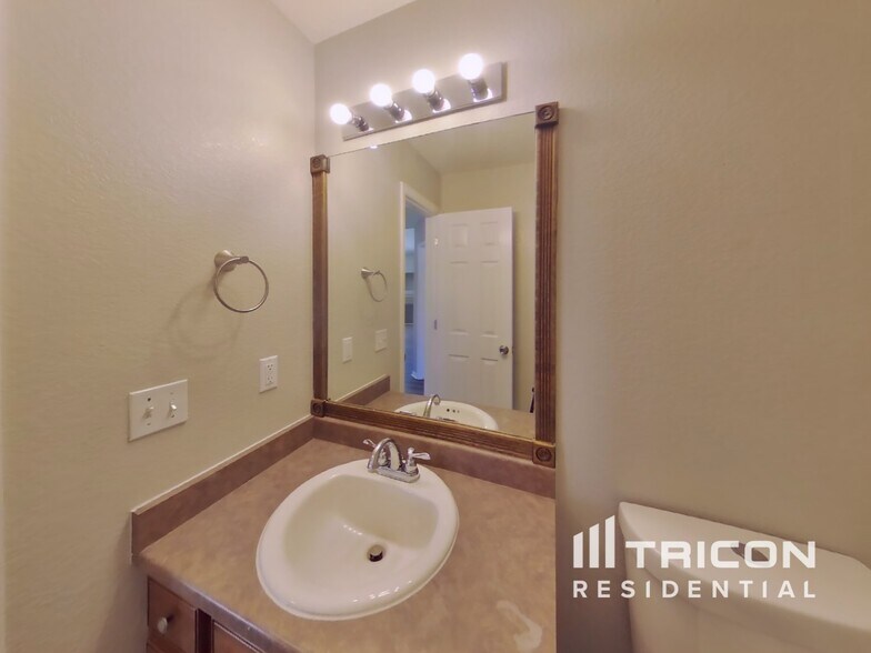 Building Photo - 1115 Legend Oak Dr