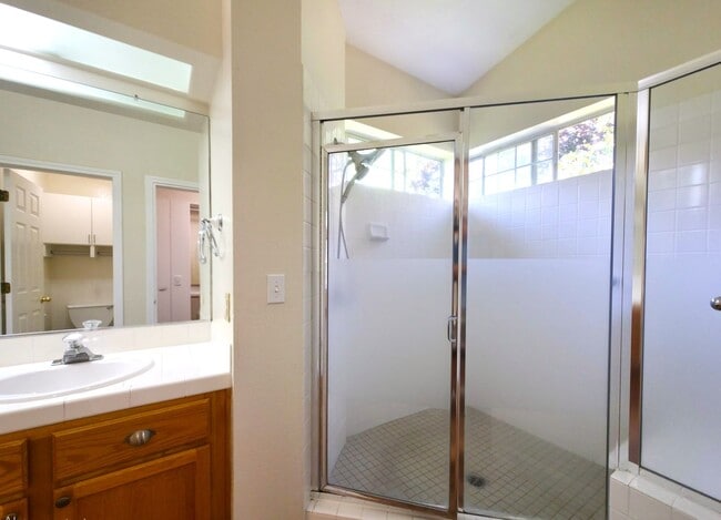 Building Photo - Beautifully Updated 3 Bedroom 2 Bath Updat...