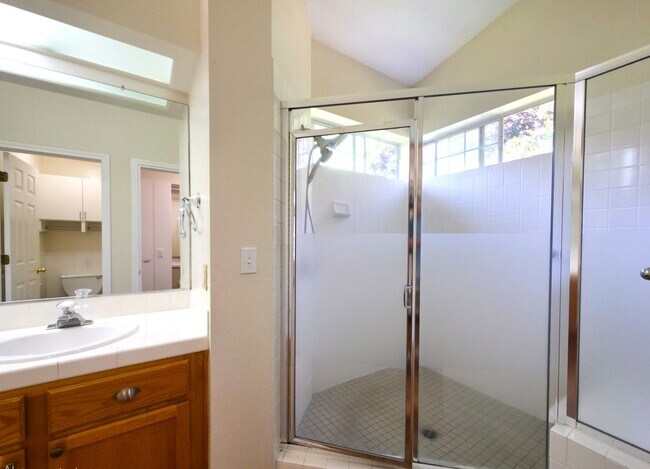 Building Photo - Beautifully Updated 3 Bedroom 2 Bath Updated Home in Lakeridge Springs with Included Yard Care