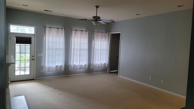 Building Photo - 4BR/4BA Home w/Solar Panels in Sought-Afte...