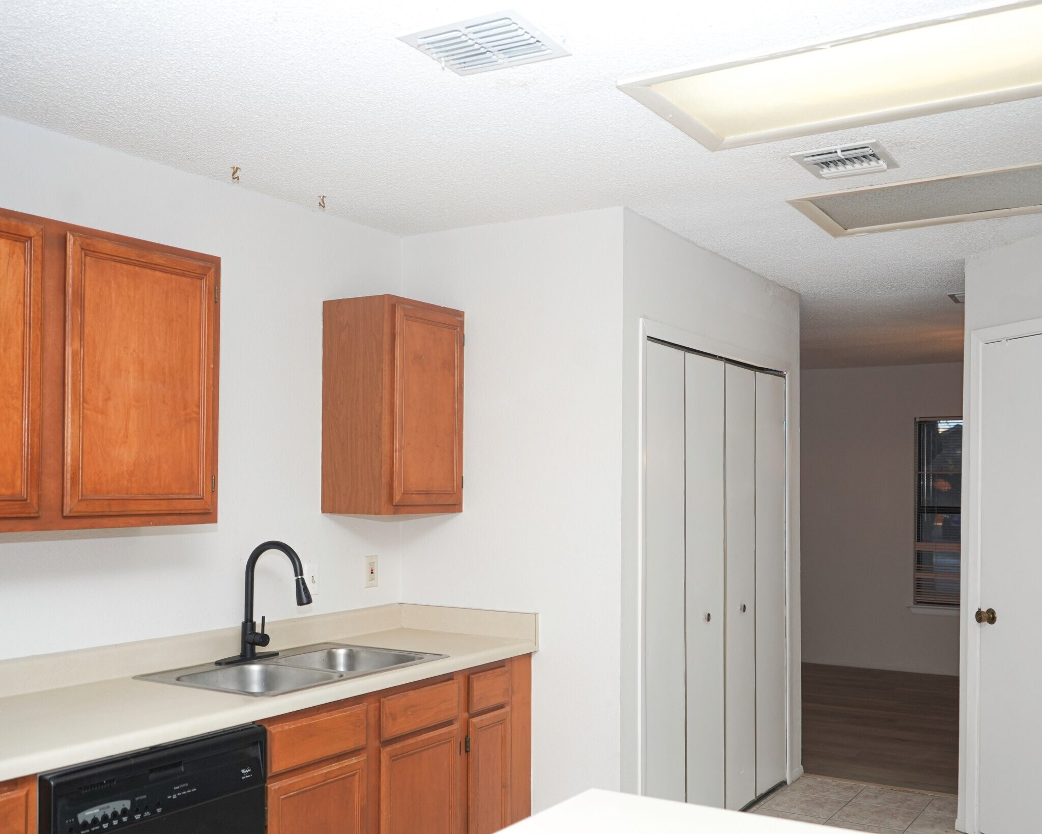Building Photo - 8011 Sunshine Trail Dr