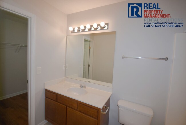 Building Photo - Wonderful 2BR/2.5BA townhome less than 1 m...
