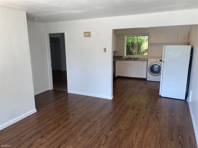 Building Photo - 2 br, 1 bath Triplex - 515 East Carlisle A...