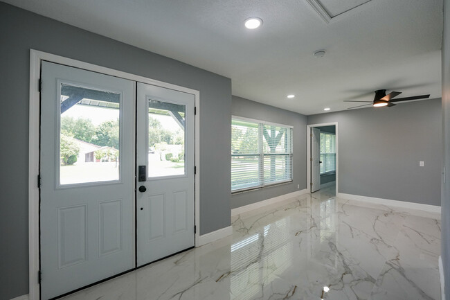 Building Photo - 718 Mendoza Dr