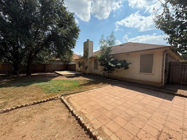 Building Photo - 1914 Hollow Ridge Dr