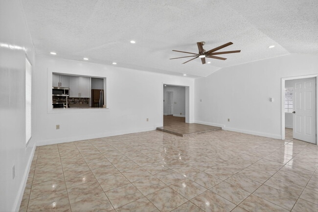 Building Photo - 600 S Mangonia Cir