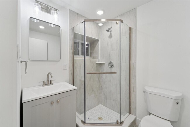 Building Photo - 812 W Roosevelt Blvd