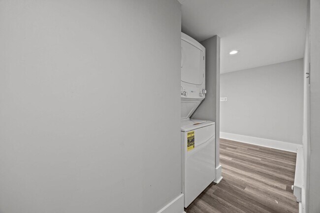 Building Photo - Newly Renovated 2 bed 1 bath!