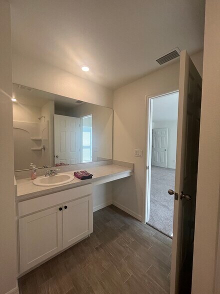 Building Photo - 27 Wood Cedar Dr