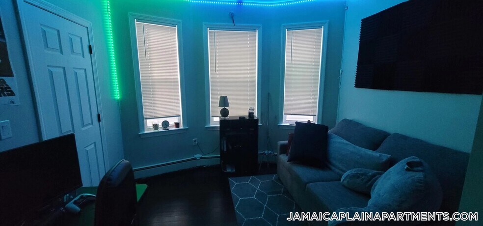 Building Photo - 11 Priesing St