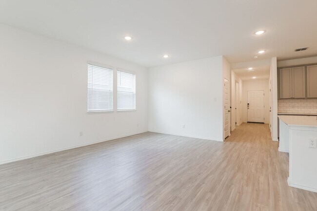 Building Photo - Stunning 4 bedroom, Primary bedroom downstairs , Less than 9 miles from Randolph AFB
