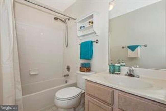 Building Photo - WELL MAINTAINED TOWNHOUSE WITH ONE CAR GARAGE, DECK,