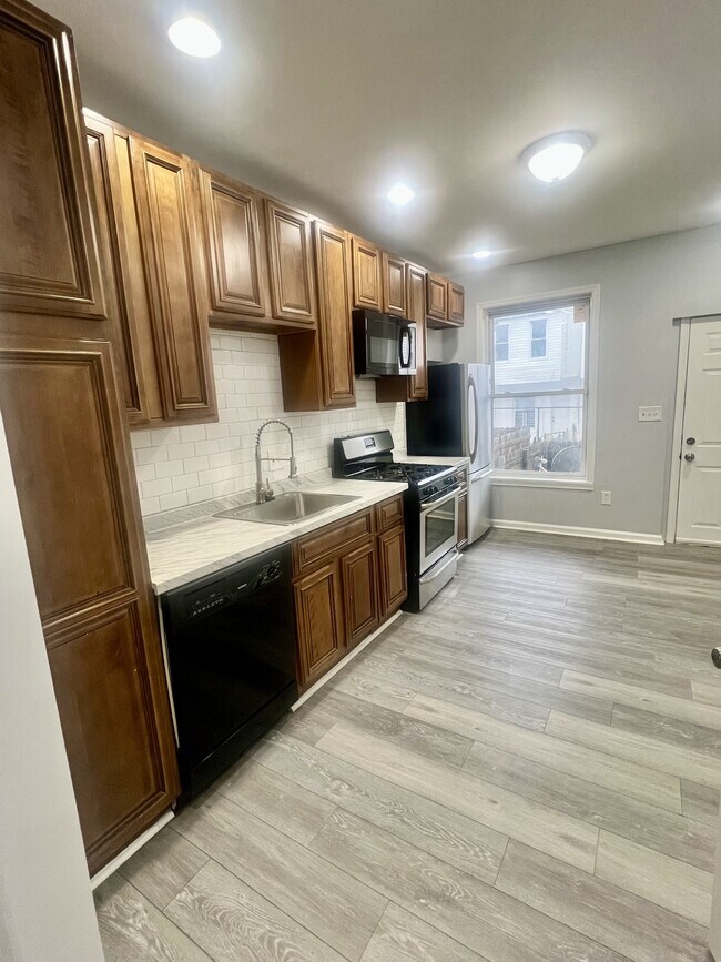 Building Photo - 808 N Streeper St