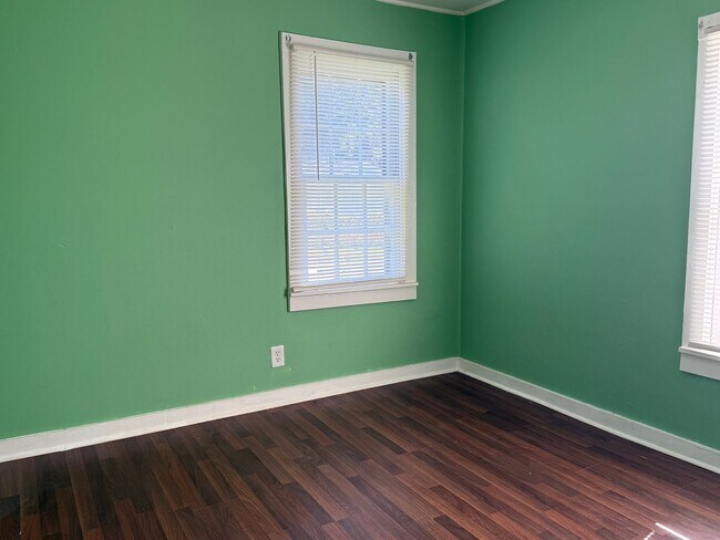 Building Photo - AMAZING LOCATION, Ranch Home Downtown Smit...