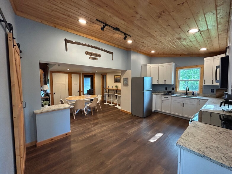 Building Photo - 682 Windridge Dr