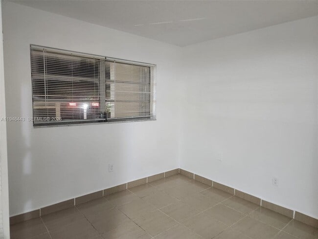 Building Photo - 15201 NE 6th Ave