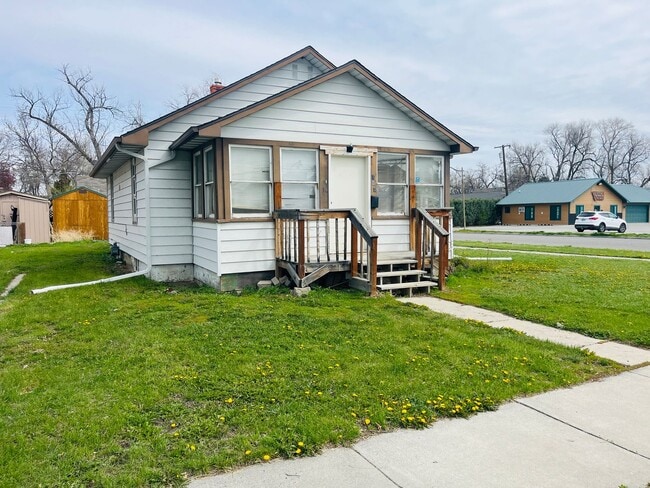 Building Photo - 4 bedroom 2 bathroom house (2 bedrooms non...