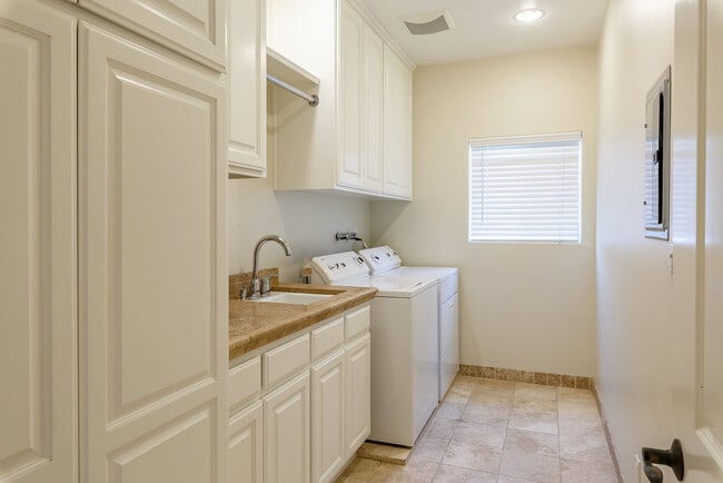 Building Photo - 2104 Perry Ave