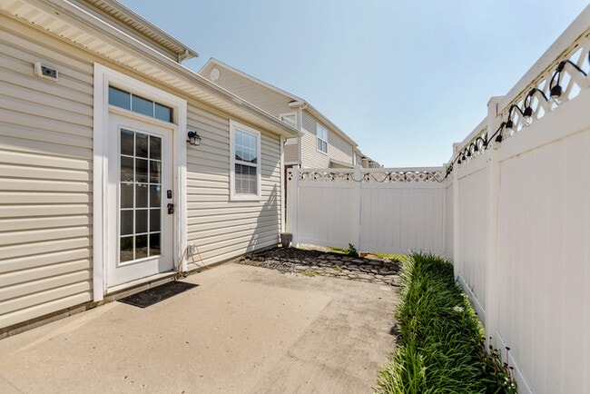 Building Photo - Beautiful brick townhome in Fishers’ Hannover