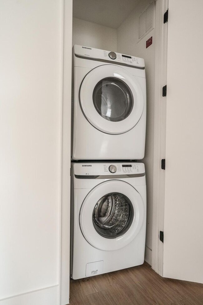 Building Photo - Modern East Austin 2/2 Condo Available Now!