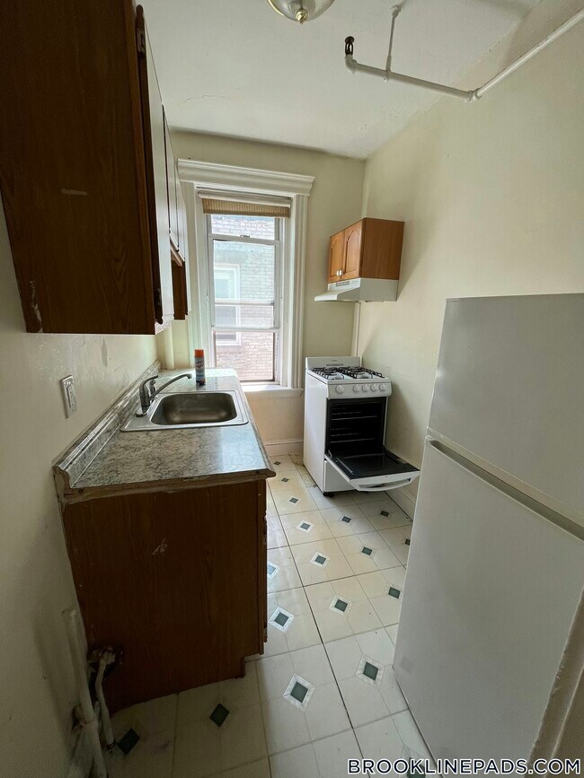 Building Photo - 364 Riverway