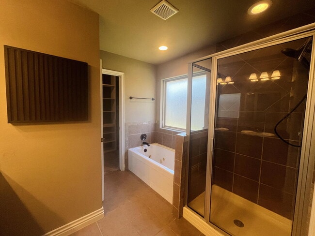 Building Photo - Charming 4-Bed, 2-Bath Home in Yukon - Gated Community in Mustang Public School District!