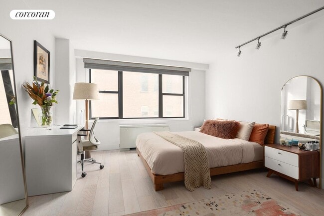 Building Photo - 7 E 14th St