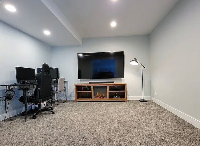 Building Photo - 651 N Pinebrook Rd