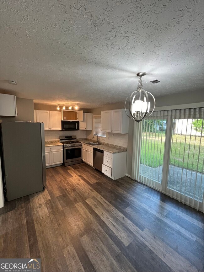 Building Photo - 2220 Mahan Dr