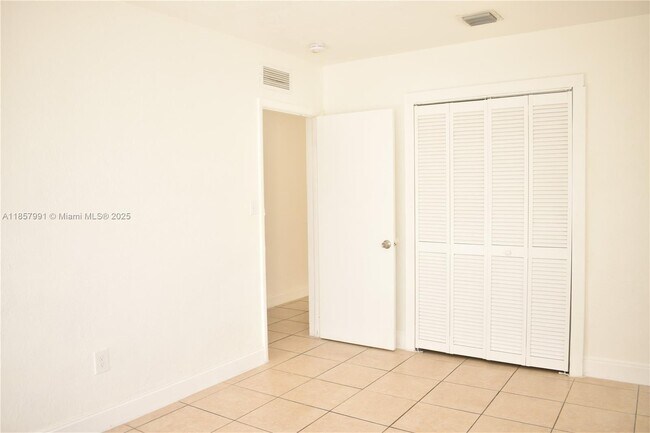 Building Photo - 633 NW 6th Ct