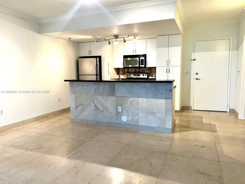 Building Photo - 1401 SW 22nd St