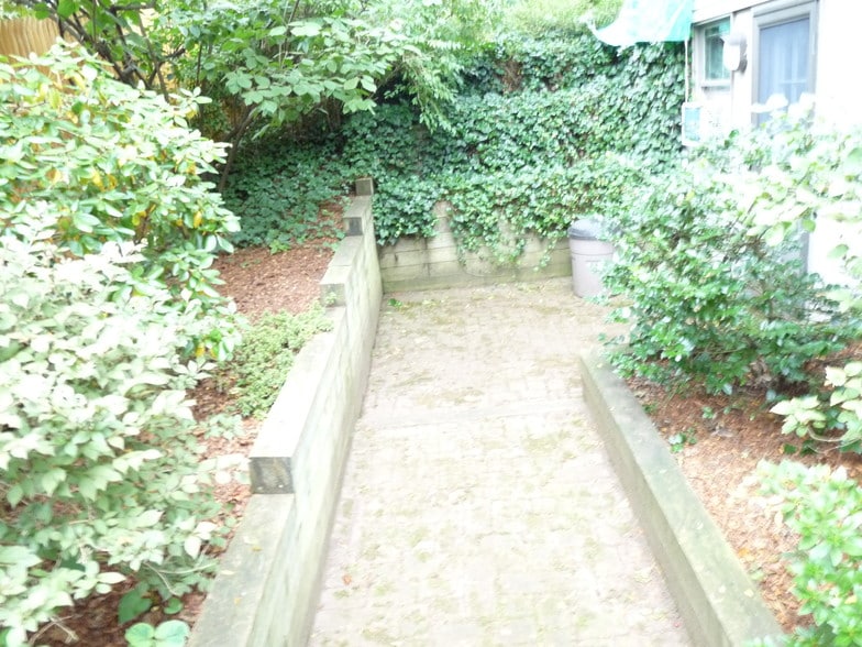 patio/rear entry - 44 Lawrence Ln