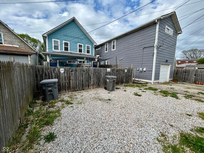 Building Photo - 1815 Woodlawn Ave