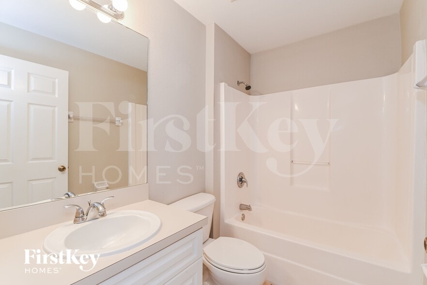 Building Photo - 200 SW 14th Ave